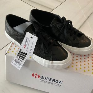 Black and white fashion sneakers